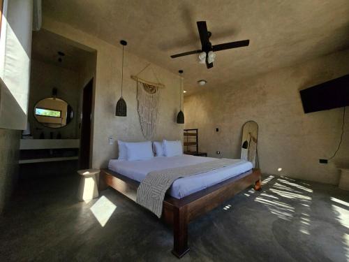 Giường trong phòng chung tại Casa Plátano Villa and palapa with garden steps from lagoon