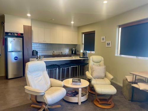 cocina con 2 sillas, mesa y nevera en Absollut 09, en Monte Hotham