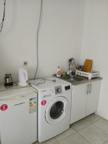 eine Küche mit Waschmaschine und Spüle in der Unterkunft Sokak in Struga