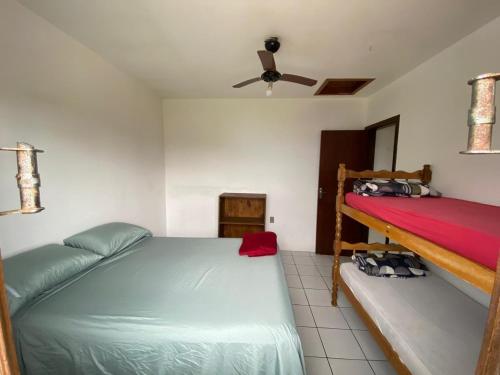 En eller flere senge i et værelse på Casa aconchegante