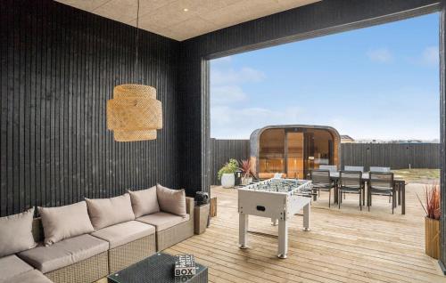 Et opholdsområde på Amazing Home In Ebeltoft With Sauna