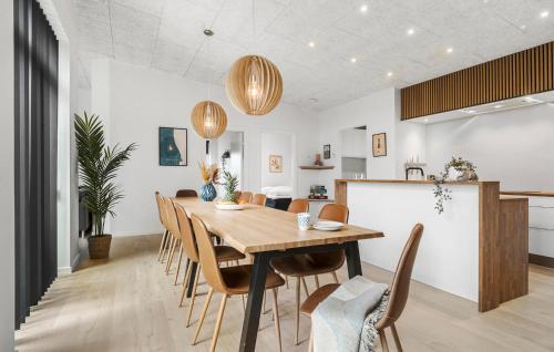 Køkken eller tekøkken på Amazing Home In Ebeltoft With Sauna