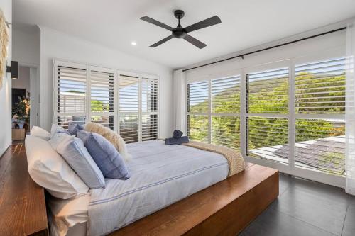 En eller flere senge i et værelse på Summit to Sea, Elevated Luxury