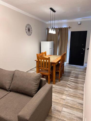 ein Wohnzimmer mit Sofa und Tisch in der Unterkunft Aroma a Vi d Fiambalá in Fiambala