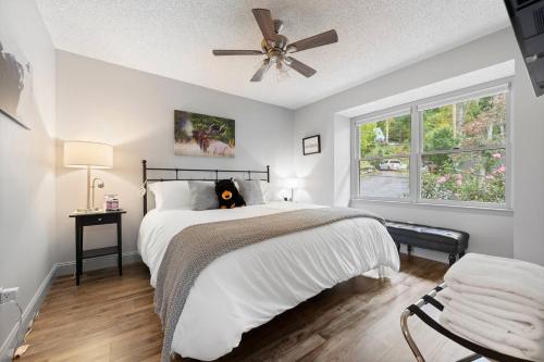ein Schlafzimmer mit Bett und Deckenventilator in der Unterkunft Bella Vita - Pet Friendly Cabin in Maggie Valley
