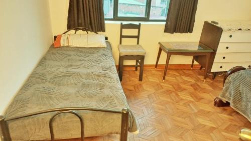 a bedroom with a bed and a desk and a chair at super central apartment in La Paz