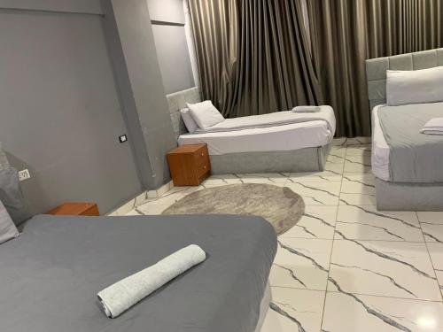 ein Hotelzimmer mit 2 Betten und einem Teppich in der Unterkunft Nada HOTEL in Kairo