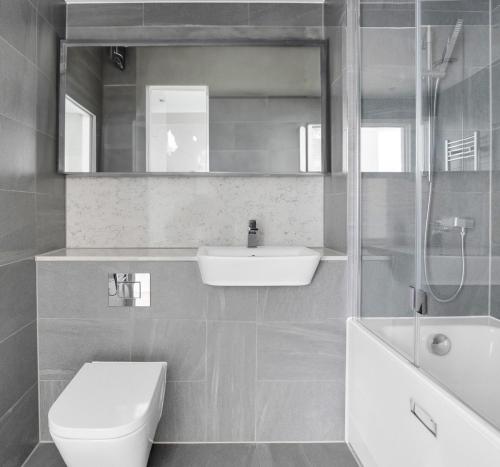 a bathroom with a sink and a toilet and a bath tub at Amazing 3 Bedrooms in Mayfair in London
