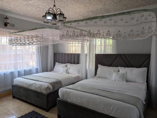 Llit o llits en una habitació de Vero's Guest House