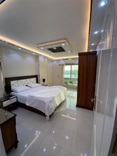 شقة فندقية في كورنيش المعادي على النيل بجوار مستشفى السلام الدولي