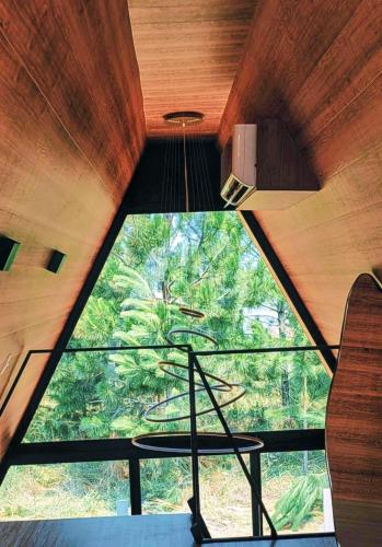 una camera con una grande finestra con un tavolo davanti di Village Hakuna a Balneário Gaivotas