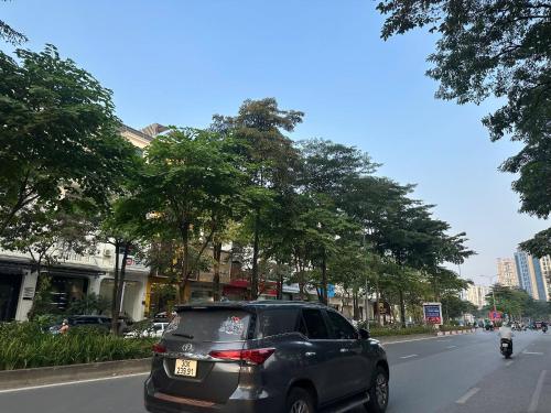 河内Quảng Ninh 501DM的停在街道边的一辆黑色汽车