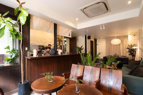 un soggiorno con due tavoli e un divano di Nap Old Town a Bangkok