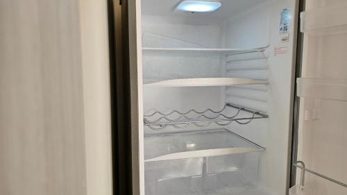 圣地亚哥Atardecer Santiago的门开的冰箱,有架子