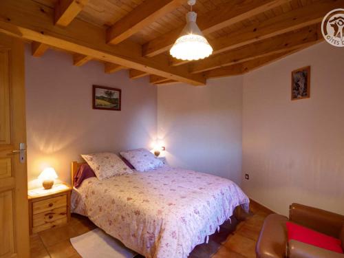 En eller flere senge i et værelse på Gîte paisible 5 pers, animaux admis, Provence - FR-1-496-102