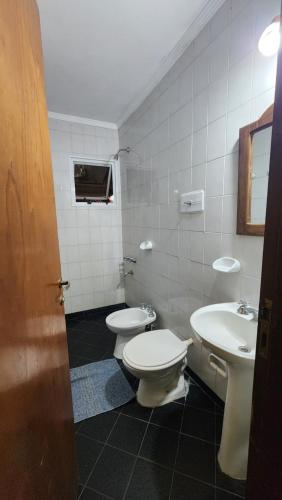 een badkamer met twee toiletten en een wastafel bij Posada del Sol in Ituzaingó