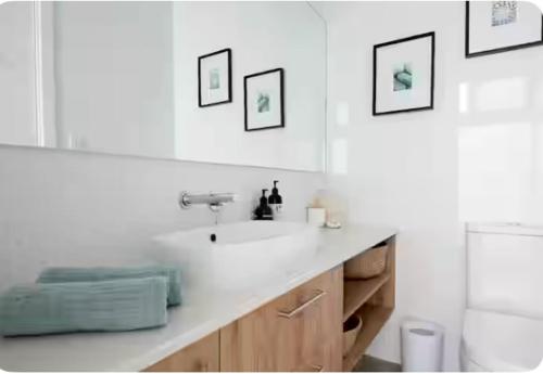 une salle de bain blanche avec un lavabo et des toilettes dans l'établissement Fremantle Harbour Studio, à Fremantle