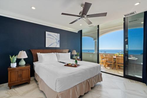 een slaapkamer met een bed met uitzicht op de oceaan bij Lahaina Shores PH3 in Wainee