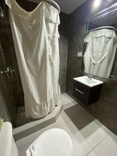 un bagno con wc, lavandino e doccia di Quintas Baradero a Baradero