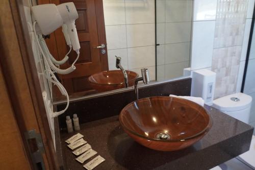 un bagno con lavandino in legno su un bancone di Hotel La Roza e Restaurante Grill a Penha