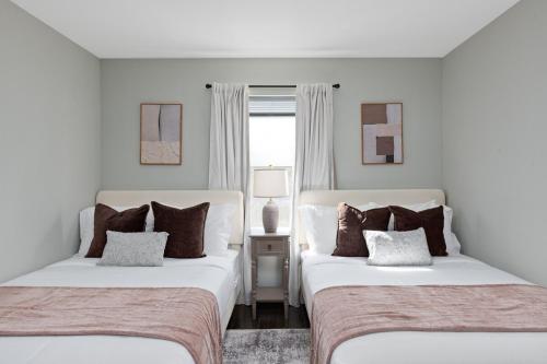 En eller flere senge i et værelse på Spacious Loft King Bed Chefs Kitchen Near NYC