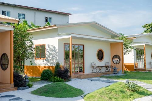 eine Einrichtung eines Hauses mit Innenhof in der Unterkunft Yugen House - Yuma in Nong Prue