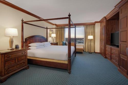 Ένα ή περισσότερα κρεβάτια σε δωμάτιο στο DoubleTree by Hilton Stamford