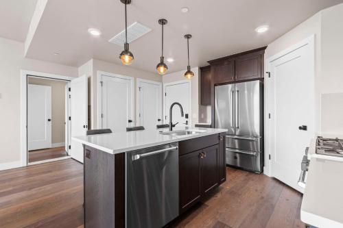 une cuisine vide avec évier et réfrigérateur dans l'établissement Black Rock Mountain Resort, à Park City