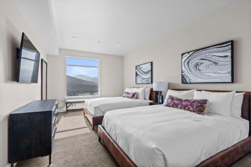 une chambre d'hôtel avec deux lits et une fenêtre dans l'établissement Black Rock Mountain Resort, à Park City