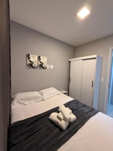 ein Schlafzimmer mit einem Bett, auf dem zwei Handtücher liegen in der Unterkunft Apartamento 03 quartos Pajucara mcz in Maceió