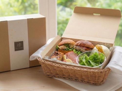 een mand gevuld met een sandwich en een salade bij HOTEL MASTAY jingumichi in Kyoto