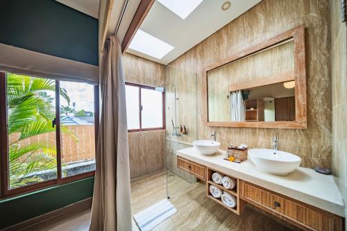 Et badeværelse på Azula Cozy Royal 2 BR Private Pool Villa With Jacuzzi ZN432