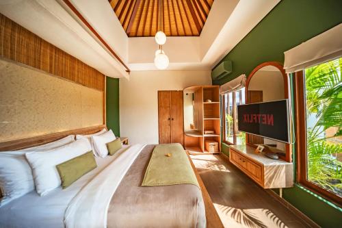 En eller flere senge i et værelse på Azula Cozy Royal 2 BR Private Pool Villa With Jacuzzi ZN432