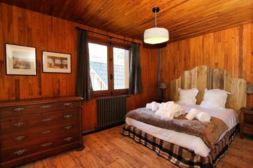 una camera da letto con un letto con asciugamani sopra di Chalet Arpian Valmorel a Les Avanchers