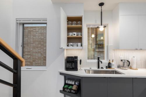 een keuken met witte kasten en een spoelbak bij Capitol Hill Loft in Seattle