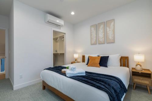 een slaapkamer met een groot bed met handdoeken erop bij Capitol Hill Loft in Seattle