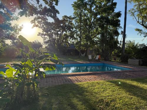 ein Swimmingpool im Hof eines Hauses in der Unterkunft La Caballeriza in La Porteña