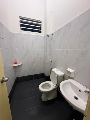 Et badeværelse på Banglo Jasin Perdana