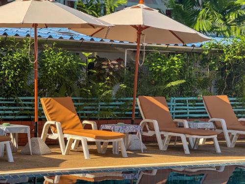 Πισίνα στο ή κοντά στο Rabbit Mansion Patong Hotel