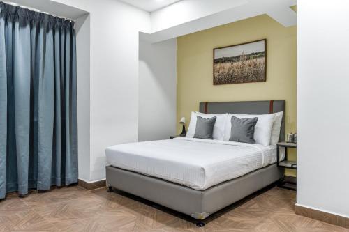 una camera da letto con un letto e una finestra di Wandr Hotel Richmond Road a Bangalore