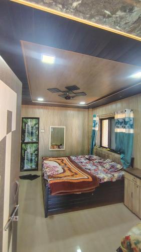 een slaapkamer met een groot bed in een kamer bij Kparth cottage in Jāmb