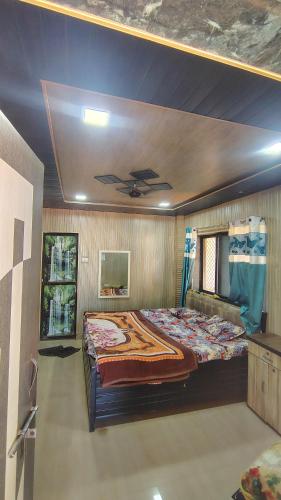 een slaapkamer met een groot bed in een kamer bij Kparth cottage in Jāmb