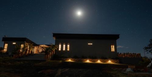 a house at night with the moon in the sky at LUZ DE LUNA mesa de los santos house in Los Santos