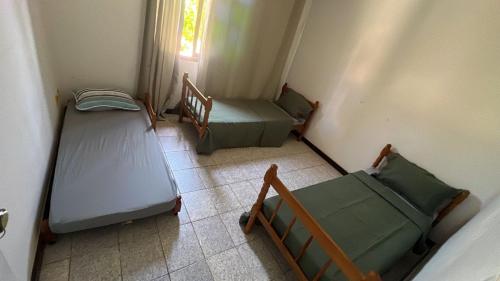 Giường trong phòng chung tại Casa aconchegante na beira de canal