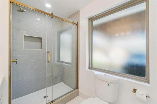 Ένα μπάνιο στο Windsor Way Retreat by StayLage