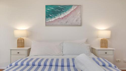 En eller flere senge i et værelse på Beach Point - Wifi, Pet Friendly & Airconditioned