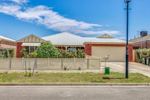 Billede fra billedgalleriet på StayAU Two-story Comfortable House Pool Table i Corio