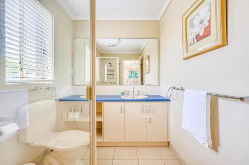 un bagno con un water e un lavandino di StayAU Two-story Comfortable House Pool Table a Corio