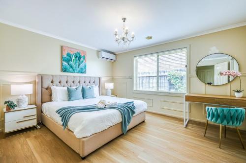 una camera da letto con un letto, una scrivania e uno specchio di StayAU Two-story Comfortable House Pool Table a Corio