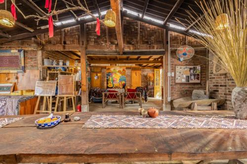 ein Wohnzimmer mit Tisch und ein Zimmer mit in der Unterkunft PaoDzung Homestay Sapa in Sa Pa